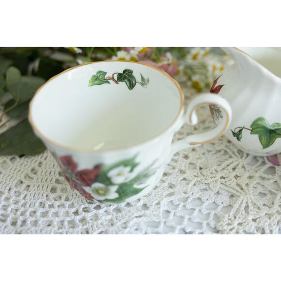 Vintage Royal Patricia Ivy & Poinsettia Pattern - 2 Teacups & Creamer - Picture 9 of 9